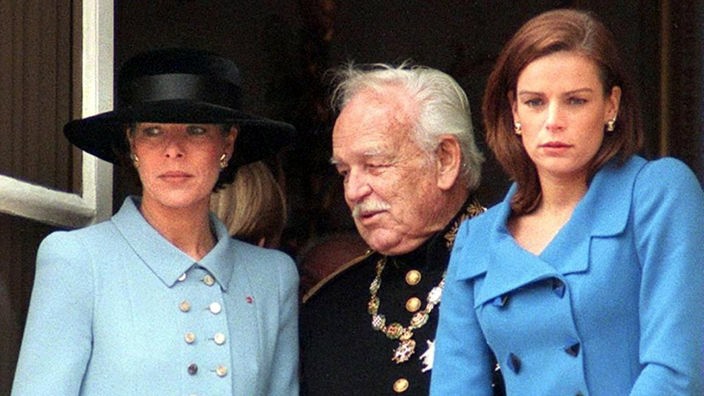 Der monegassische Fürst Rainier mit seinen Töchtern Caroline und Stephanie