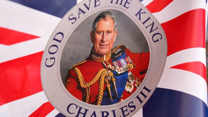 Souvenirfahne mit der Aufschrift "God save the king – Charles III"