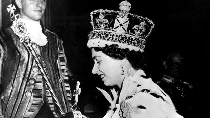 Schwarz-weiß Foto von Königin Elizabeth II. bei ihrer Krönung