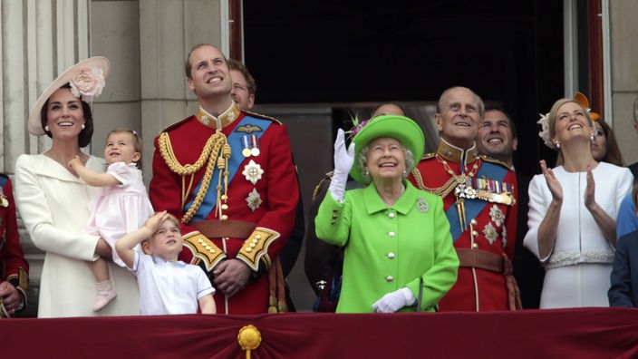 Gruppenbild der königlichen Familie zum 90. Geburtstag von Königin Elisabeth II.