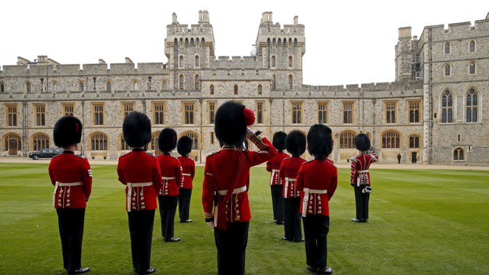 Soldaten der Ehrengarde im Hof von Schloss Windsor
