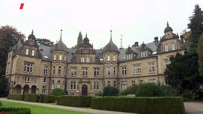 Screenshot aus dem Film "Schloss Bückeburg – Familiensitz und Unternehmen"