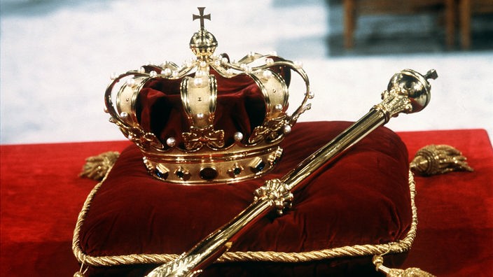 Die niederländische Krone mit Szepter auf einem roten Samtkissen
