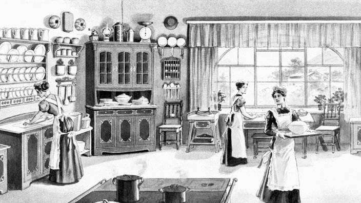 Schwarzweißzeichnung: Drei Dienstmädchen arbeiten in einer großbürgerlichen Küche