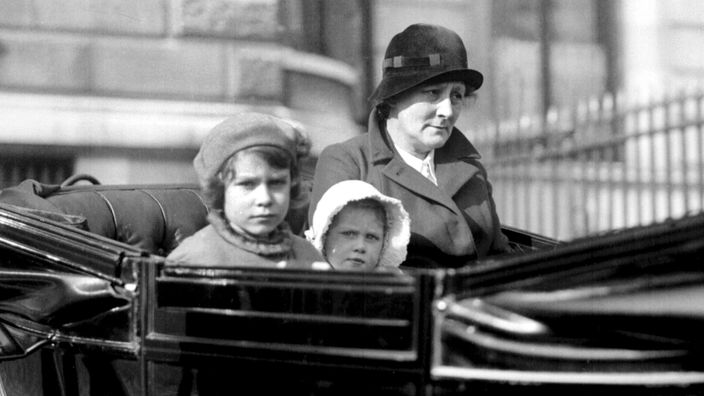 Die Prinzessinnen Elizabeth und Margaret bei einer Ausfahrt mit ihrer Nanny