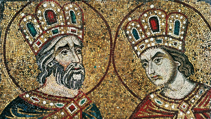 Mosaik: Der byzantische Kaiser Konstantin mit seiner Mutter Helena, beide haben Kronen auf ihrem Kopf