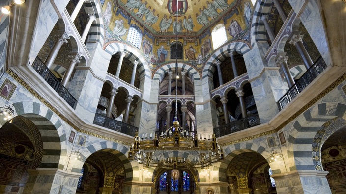 Von der Decke eines Domes hängt ein Kronleuchter