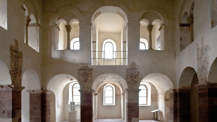 Innenraum des Klosters Corvey mit romanischen Bögen und Pfeilern