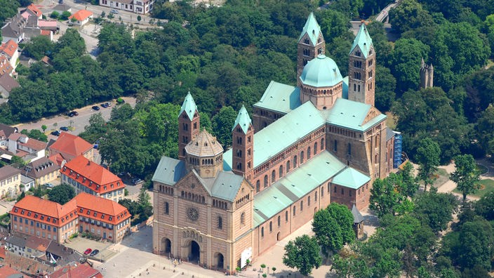 Luftaufnahme des Kaiserdoms zu Speyer