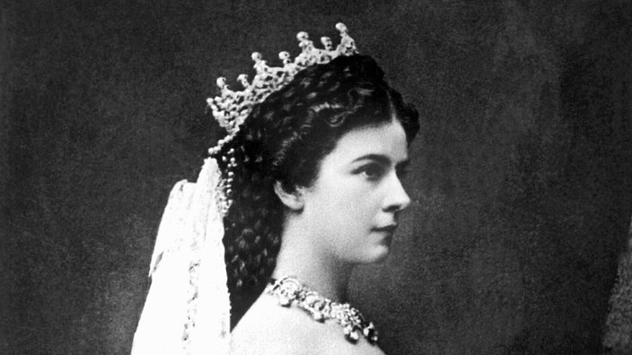 Portrait von Sisi mit Krone und Schleier | Bildquelle: dpa Portrait von Sisi mit Krone und Schleier