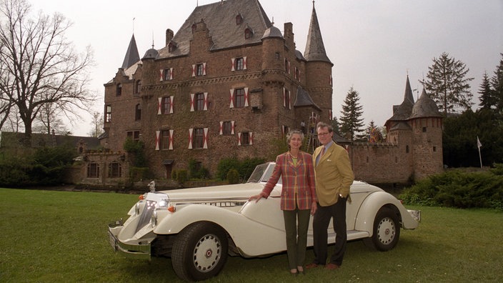 Franz Josef Graf Beissel von Gymnich und Ehefrau Gräfin Jeanette vor Schloss Satzvey | Bildquelle: Imago/Sepp Spiegl Franz Josef Graf Beissel von Gymnich und Ehefrau Gräfin Jeanette vor Schloss Satzvey