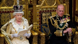 Prinz Philip hört Queen Elizabeth II bei einer Rede für das House of Lords zu.