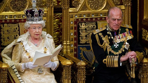 Prinz Philip hört Queen Elizabeth II bei einer Rede für das House of Lords zu.