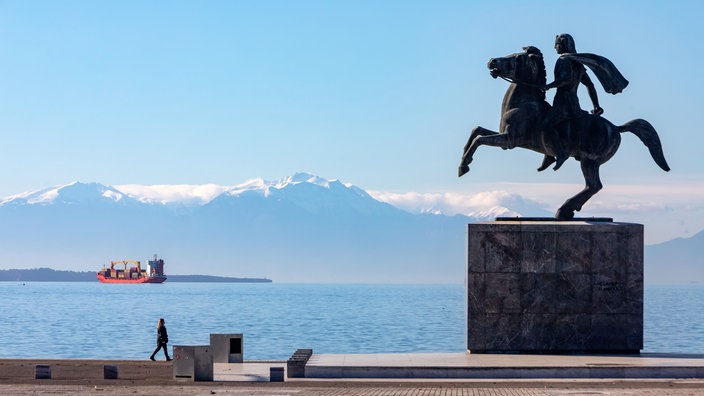 Denkmal für Alexander den Großen auf der Uferpromenade von Thessaloniki, Griechenland | Bildquelle: picture alliance / ANE / Eurokinissi / Vassilis Ververidis Denkmal für Alexander den Großen auf der Uferpromenade von Thessaloniki, Griechenland