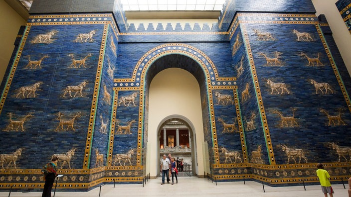 Das Ischtar-Tor aus Babylon im Berliner Pergamonmuseum | Bildquelle: picture alliance / Ulrich Baumgarten Das Ischtar-Tor aus Babylon im Berliner Pergamonmuseum