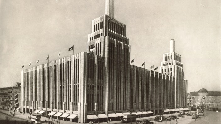 Kaufhaus Karstadt am Herrmannplatz in Berlin-Neukölln (Foto von ca. 1935) | Bildquelle: picture-alliance / akg-images Kaufhaus Karstadt am Herrmannplatz in Berlin-Neukölln (Foto von ca. 1935)
