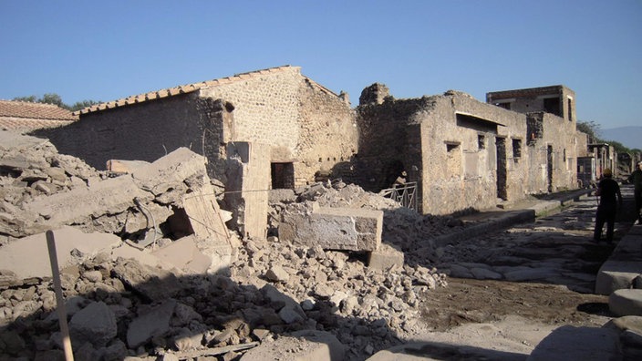Zerstörtes Haus in Pompeji | Bildquelle: dpa/EPA/COORCOORDINAMENTO NAZIONALE Zerstörtes Haus in Pompeji