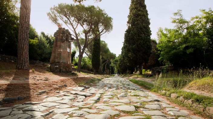 Die Via Appia Antica: Schmale Straße mit grobem Kopfsteinpflaster