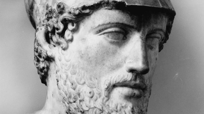 Porträtbüste des Perikles aus Marmor: ein bärtiger Mann, der einen Kriegshelm trägt.