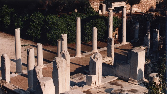 Blick auf den Marktplatz von Athen von oben, so, wie er heute aussieht: vereinzelte kaputte Säulen.