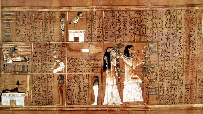 Ein Totenpapyrus auf dem Ani mit seiner Frau (rechts) beim Blumenopfern dargestellt sind. Links der Totengott Anubis mit Hundekopf und Schutzgötter.