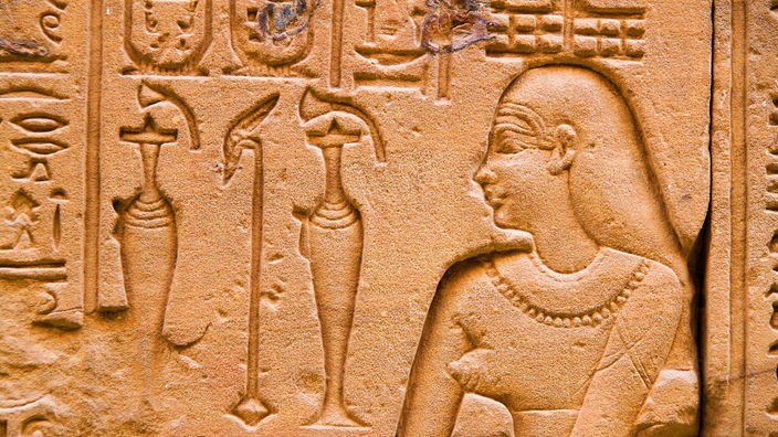 Steinrelief mit Figuren und Hieroglyphen
