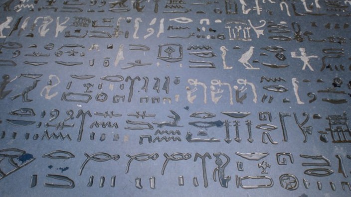 Nahaufnahme des Steines von Rosette – deutlich sind die eingemeißelten Hieroglyphen zu erkennen.