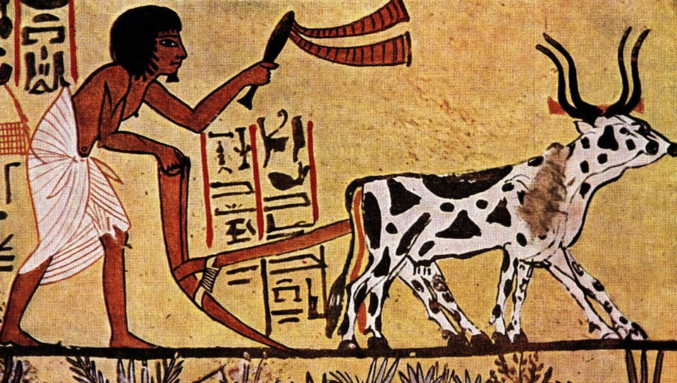 Wandmalerei: Bauer hinter einem von zwei Rindern gezogenem Pflug