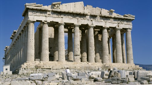 Die Vorderansicht des Parthenon auf der Akropolis in Athen.