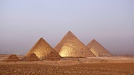 Die drei großen Pyramiden von Gizeh im Abendlicht