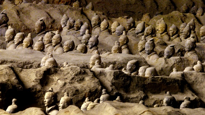 Köpfe der Terrakotta-Figuren zwischen Felsen | Bildquelle: Reuters/Pat Benic Köpfe der Terrakotta-Figuren zwischen Felsen