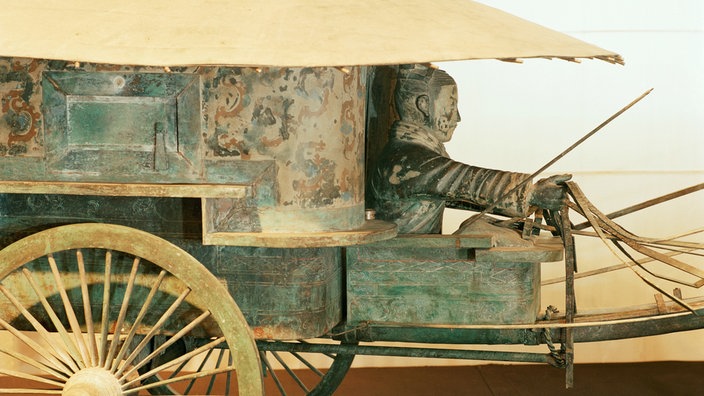 Terrakotta-Skulptur: Pferdewagen mit Wagenlenker | Bildquelle: akg Terrakotta-Skulptur: Pferdewagen mit Wagenlenker