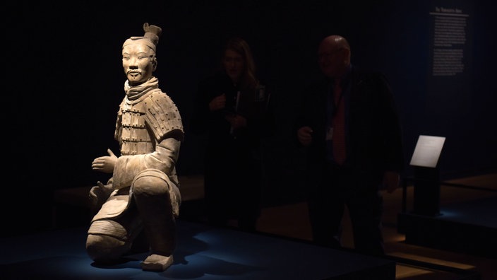 Statue eines knienden Soldaten | Bildquelle: Imago/Xinhua/Yin Bogu Statue eines knienden Soldaten