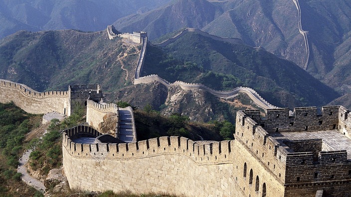Die Chinesische Mauer windet sich sanft über einen Bergkamm | Bildquelle: WDR / picture-alliance / Helga Lade Gm Die Chinesische Mauer windet sich sanft über einen Bergkamm