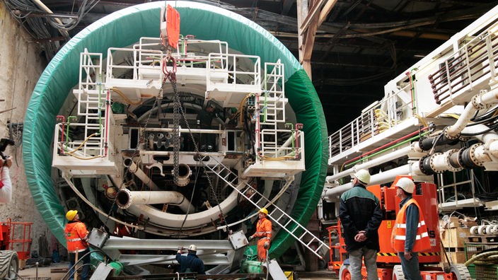 In einer Baugrube wird die riesige Tunnelvortriebsmaschine zusammengebaut.