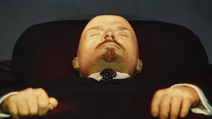 Einbalsamierter und aufgebahrter Leichnam von Lenin.
