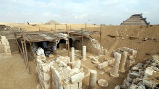Der Überblick über eine Ausgrabungsstätte in Sakkara Nähe Kairo in Ägypten in 2014.