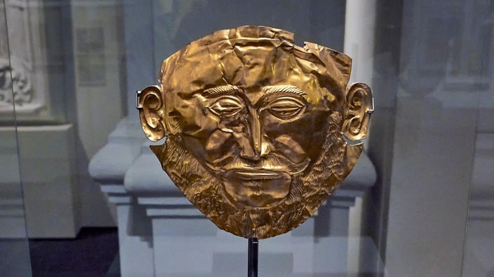 Die Totenmaske des Agamemnon in einer Vitrine