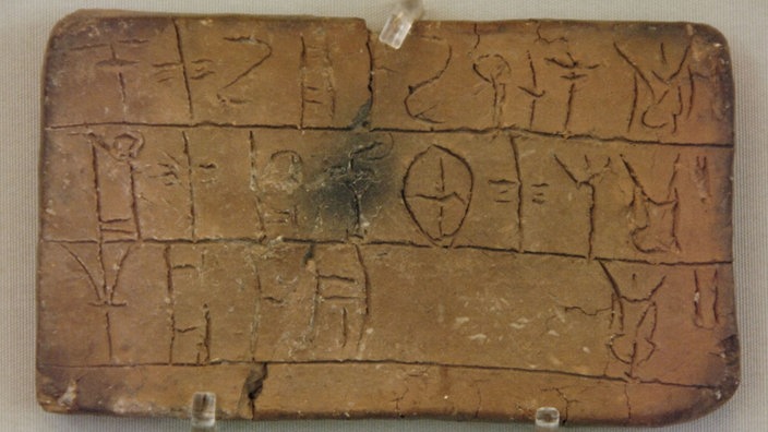 Tontafel mit Linear B-Schrift | Bildquelle: mauritius images/PRISMA ARCHIVO Tontafel mit Linear B-Schrift