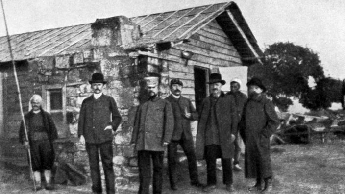 Schliemann und andere Ausgräber posieren für ein Foto