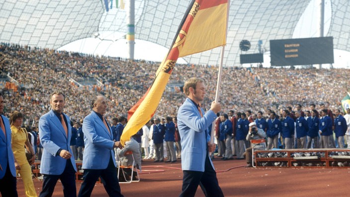 Olympiamannschaft der DDR beim Einzug ins Olympiastadion 1972.
