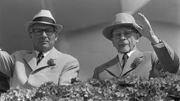Erich Honecker (links) und Walter Ulbricht winkend bei der Parade am 1. Mai 1972.