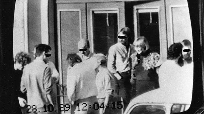 Werner Fischer und Marianne Birthler verlassen ein Gebäude; Observationsfoto der Stasi 28. Oktober 1989.