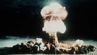 Ein Atompilz steigt nach der Explosion einer Atombombe über dem Testgelände in der Wüste von Nevada auf, undatierte Aufnahme.