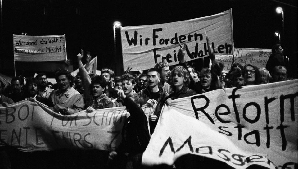 DDR-Bürger demonstrieren mit Transparenten für Reformen