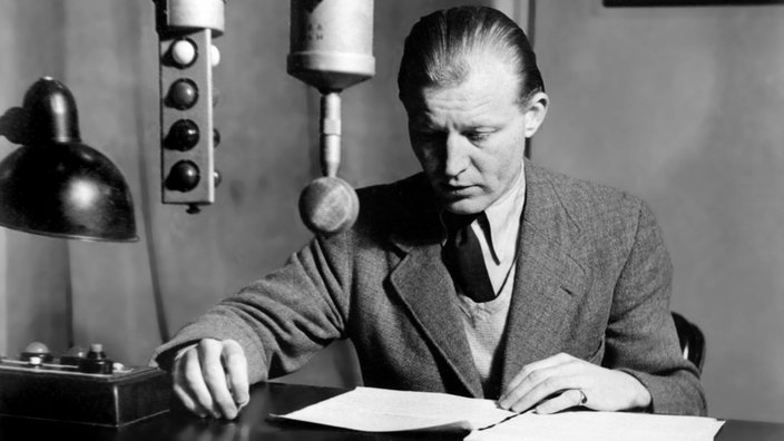 Der Journalist Peter von Zahn sitzt am Mikrofon im Studio des NWDR, 1951 | Bildquelle: WDR / picture-alliance/ dpa Der Journalist Peter von Zahn sitzt am Mikrofon im Studio des NWDR, 1951