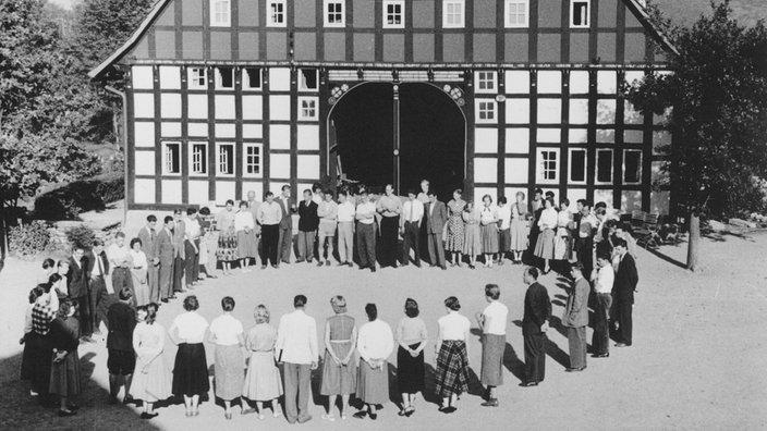 Vor dem Jugendhof Vlotho stehen junge Menschen im Kreis | Bildquelle: Foto: privat Vor dem Jugendhof Vlotho stehen junge Menschen im Kreis