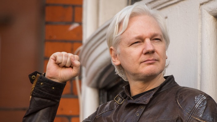 Der Journalist Julian Assange mit erhobener Faust | Bildquelle: picture alliance / empics / Dominic Lipinski Der Journalist Julian Assange mit erhobener Faust