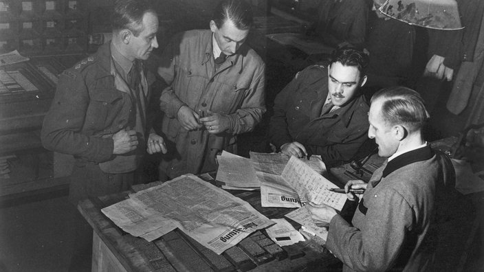 Redaktionskonferenz der "Ruhrzeitung" unter Aufsicht von britischen Offizieren, November 1945 | Bildquelle: WDR / Imperial War Museum Redaktionskonferenz der "Ruhrzeitung" unter Aufsicht von britischen Offizieren, November 1945