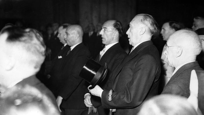 Konrad Adenauer bei der Eröffnungssitzung des Deutschen Bundestages.